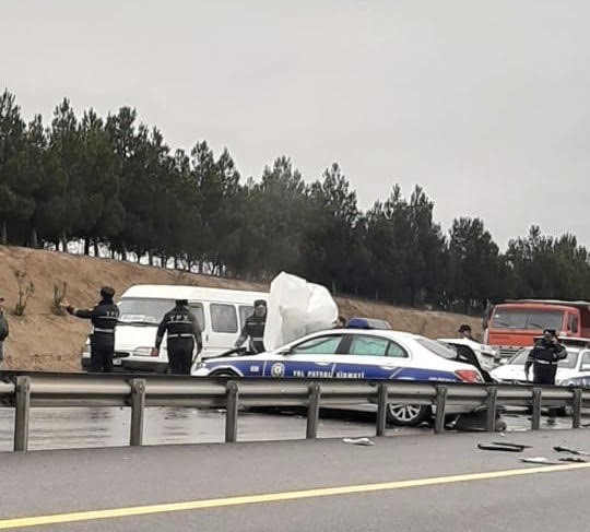 Bakı-Qazax yolunda polis maşını qəzaya düşdü - FOTO