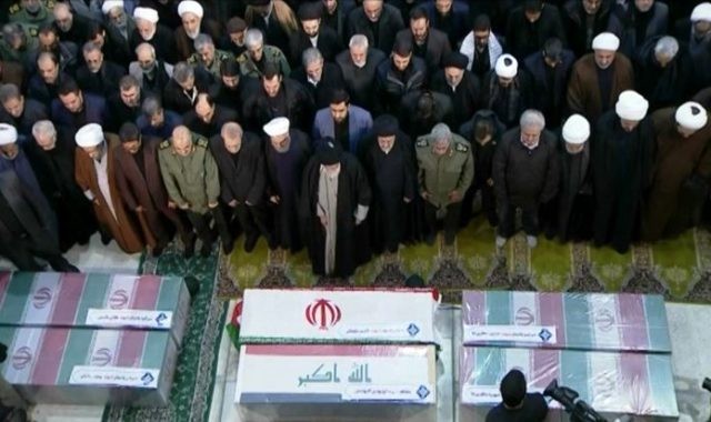Xameneyi öldürülən generalı üçün belə ağladı - VİDEO