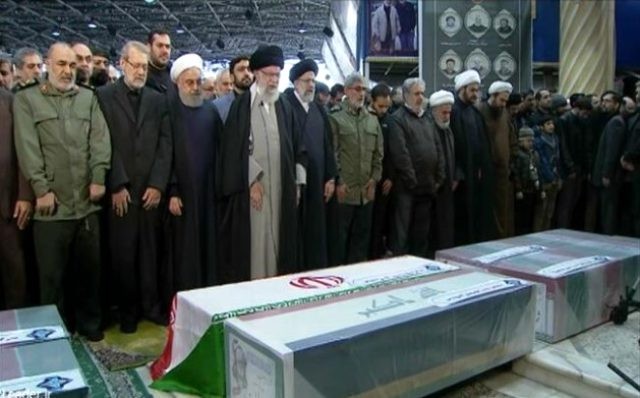 Xameneyi öldürülən generalı üçün belə ağladı - VİDEO
