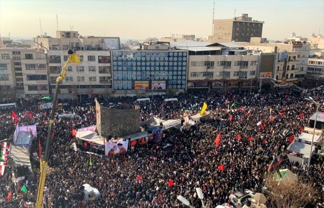Xameneyi öldürülən generalı üçün belə ağladı - VİDEO