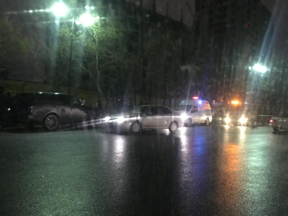Bakıda “Range Rover”  “Mercedes”lə toqquşdu - FOTO
