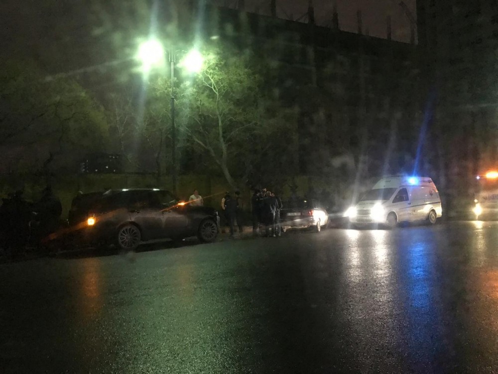 Bakıda “Range Rover”  “Mercedes”lə toqquşdu - FOTO