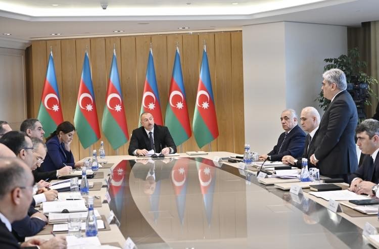 İlham Əliyev müşavirə keçirdi - FOTOLAR