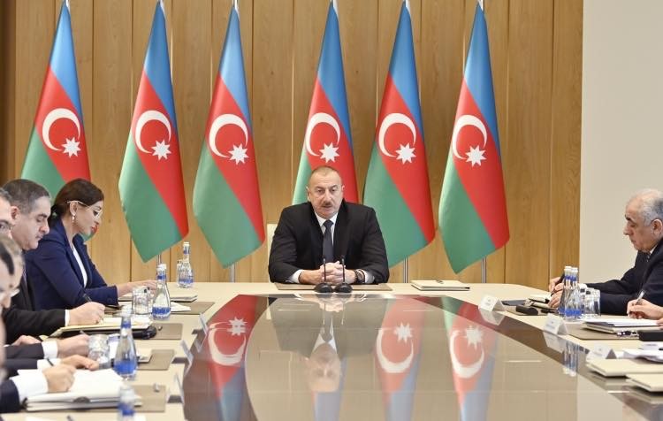 İlham Əliyev müşavirə keçirdi - FOTOLAR