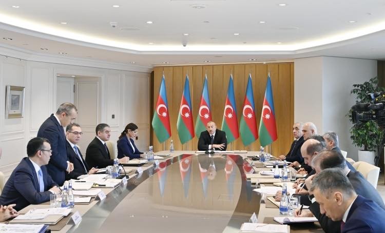 İlham Əliyev müşavirə keçirdi - FOTOLAR