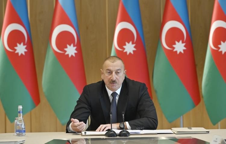 İlham Əliyev müşavirə keçirdi - FOTOLAR