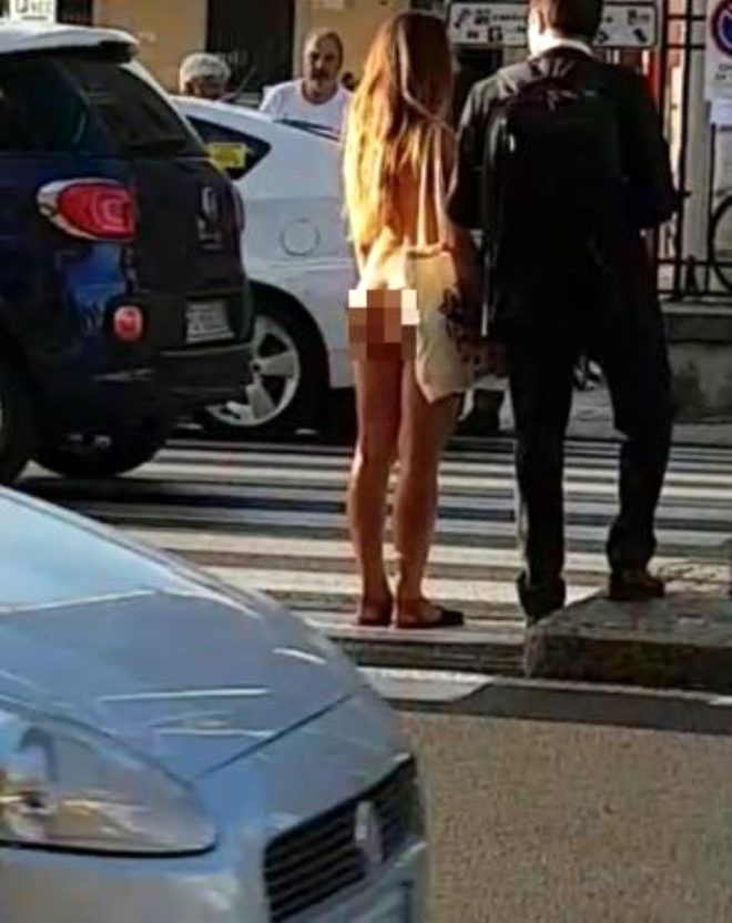 Qadın “geyinmək istəmirəm” dedi,  küçənin ortasında çılpaq gəzdi - FOTO