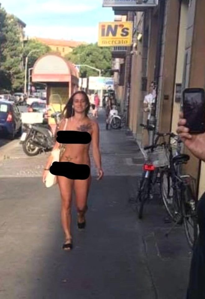 Qadın “geyinmək istəmirəm” dedi,  küçənin ortasında çılpaq gəzdi - FOTO