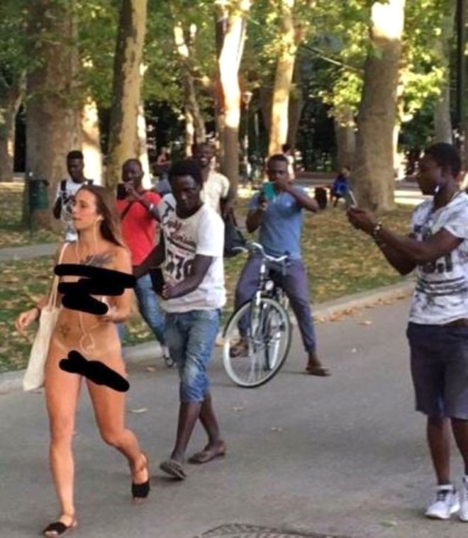 Qadın “geyinmək istəmirəm” dedi,  küçənin ortasında çılpaq gəzdi - FOTO