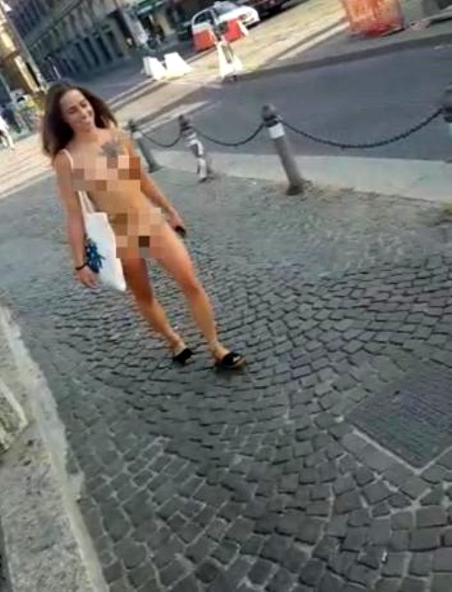 Qadın “geyinmək istəmirəm” dedi,  küçənin ortasında çılpaq gəzdi - FOTO
