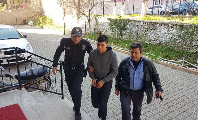 Başqası ilə yaşayan anasını oğlu bıçaqladı - "Qorxutmaq üçün" (FOTO)