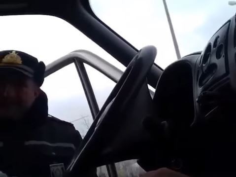 Pul alarkən görüntüsü yayılan polis əməkdaşı ölüb - FOTO