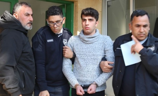 Gənc oğlan keçmiş sevgilisini zorladı - FOTO