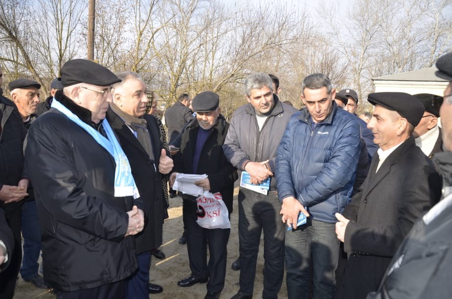 Seçicilər Əhliman Əmiraslanovu alqışlarla qarşıladı - FOTO