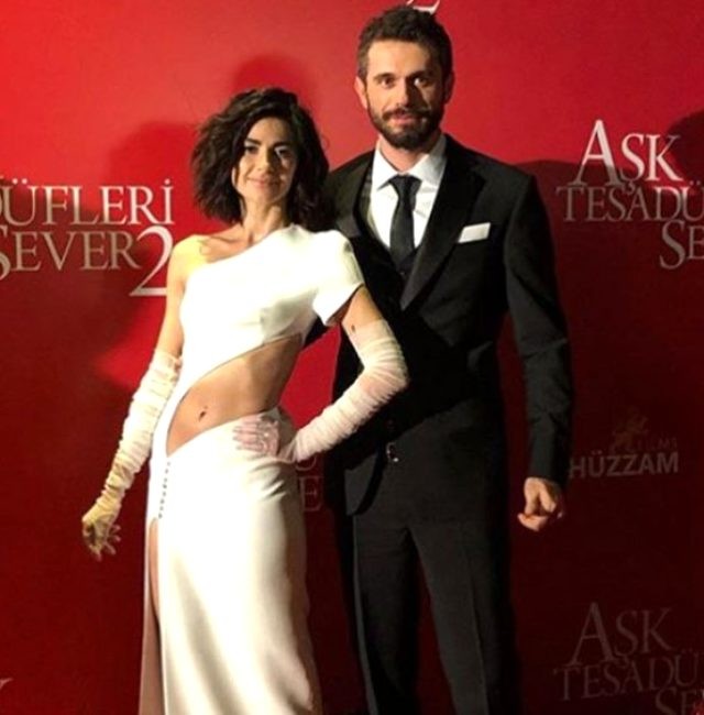 Azərbaycanlı aktrisa Türkiyədə geyimi ilə diqqət çəkdi  - FOTOLAR