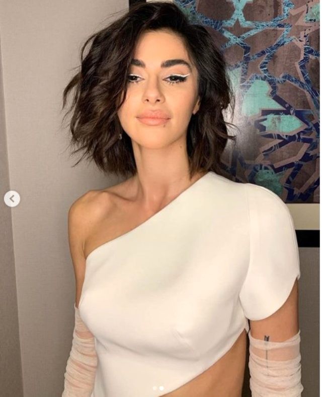 Azərbaycanlı aktrisa Türkiyədə geyimi ilə diqqət çəkdi  - FOTOLAR