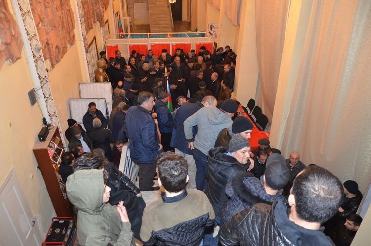 İqbal Ağazadənin  kitabxanadakı  görüşündə yenə izdiham yaşandı - FOTOLAR