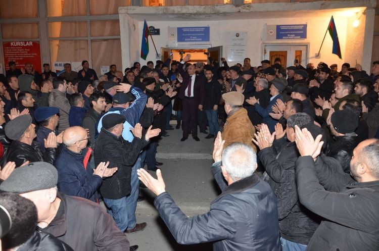 İqbal Ağazadənin  kitabxanadakı  görüşündə yenə izdiham yaşandı - FOTOLAR