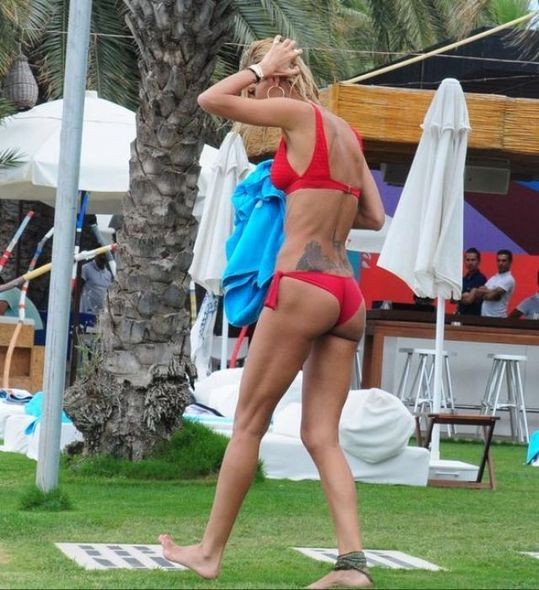 Məşhur model çimərlik geyimi ilə gündəmə gəldi - FOTOLAR