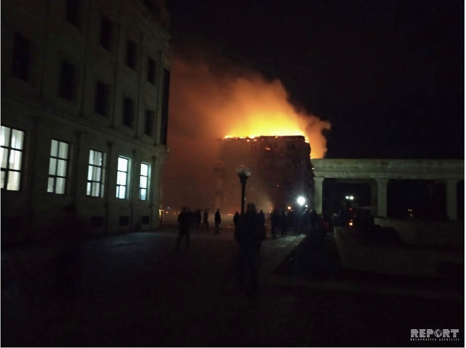 Neftçalada yaşayış binası yanır - Foto