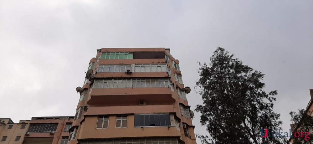 Bakıda külək yaşayış binasının pəncərəsini qopardı - Ciddi ziyan dəydi (FOTOLAR)