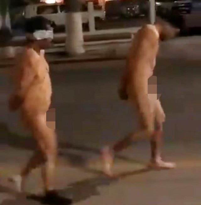 Mafiya üzvləri oğruları küçədə soyundurub...  (FOTO+VİDEO)