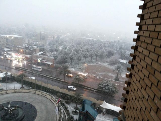 12 il sonra bu şəhərə qar yağdı - FOTO