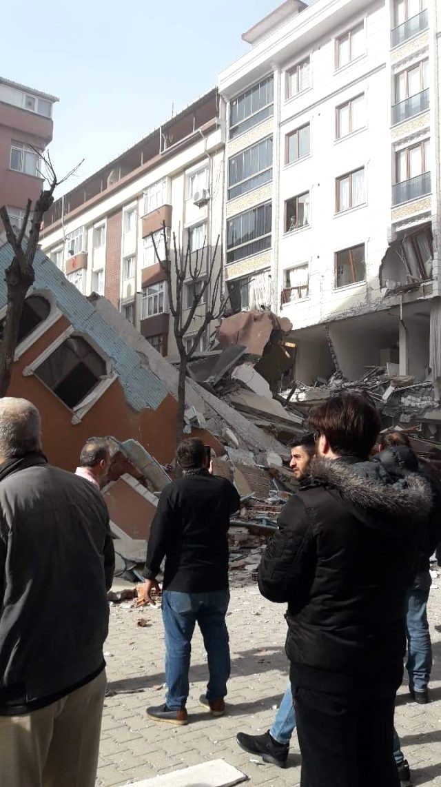 Türkiyədə  yeddimərtəbəli bina çökdü - FOTOLAR