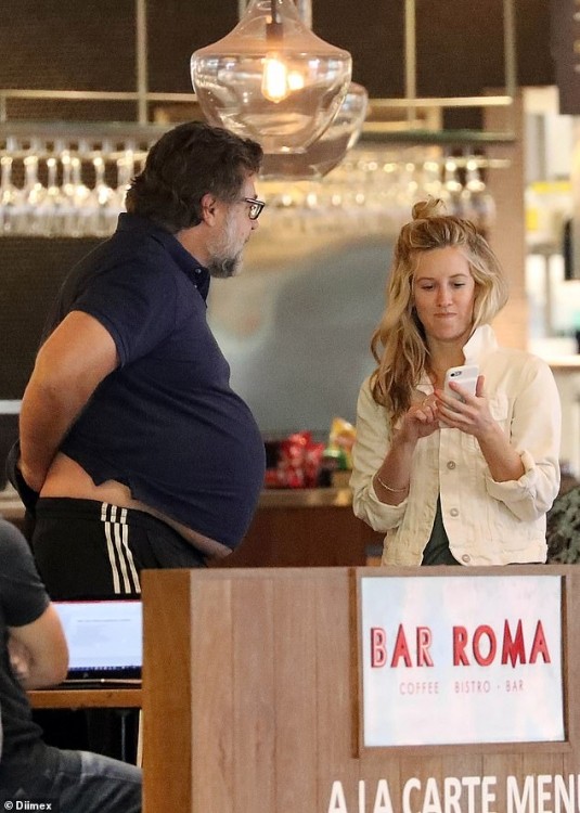 Kökəldiyi üçün evdən çölə çıxmır - FOTO