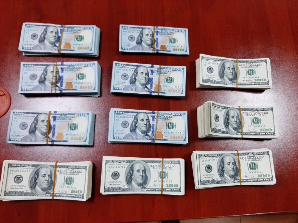 Bakıdan 101 min dolları çıxarmaq istəyərkən saxlanıldı - FOTO