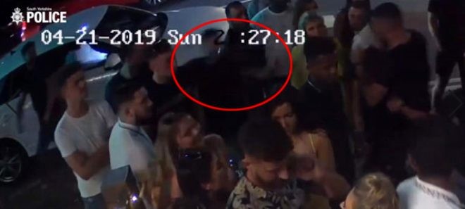 Gecə klubunun qarşısında gənc qızı... - FOTOLAR