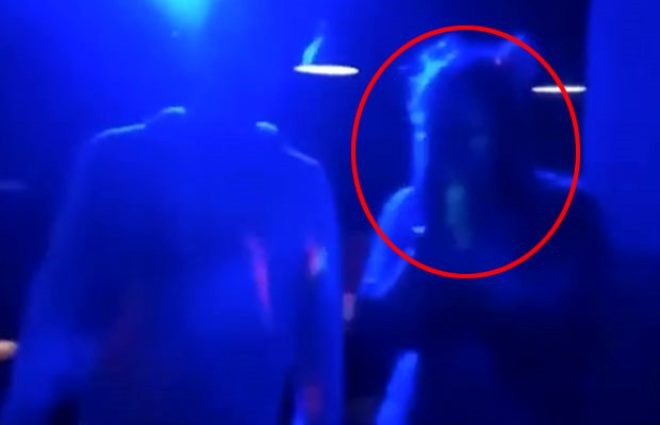 Əylənmək üçün bara gedən qızın başına faciə gəldi - FOTOLAR