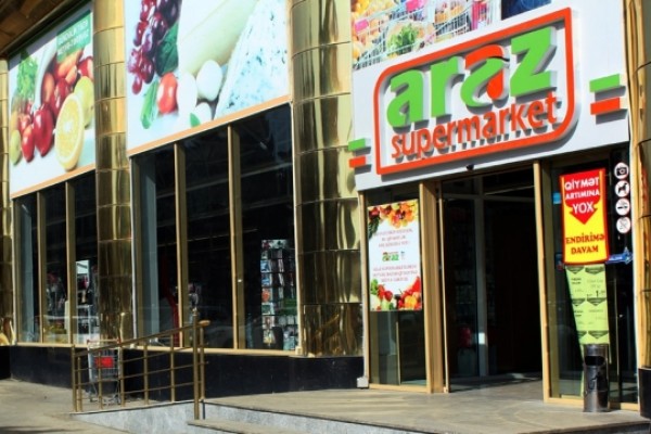 "Araz market"də bıçaqlanma