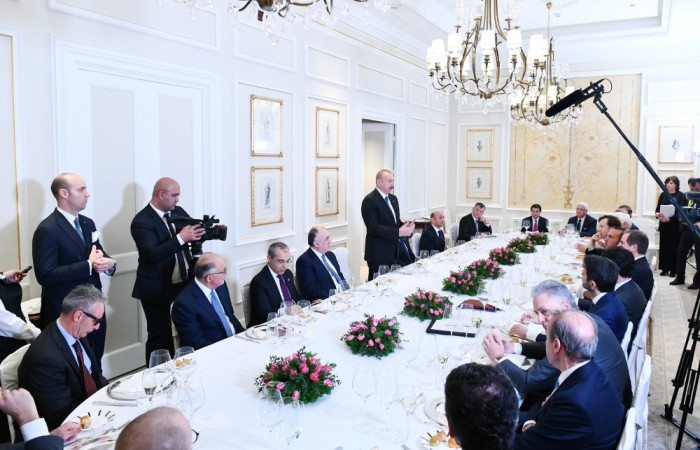 Prezident şirkət rəhbərləri ilə birgə işçi nahar edib - FOTOLAR