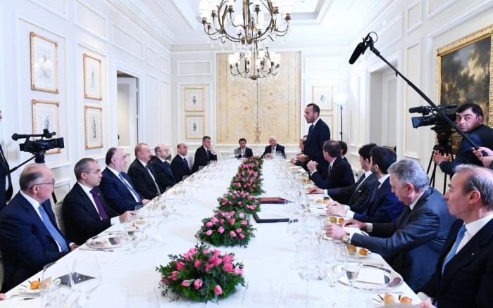 Prezident şirkət rəhbərləri ilə birgə işçi nahar edib - FOTOLAR