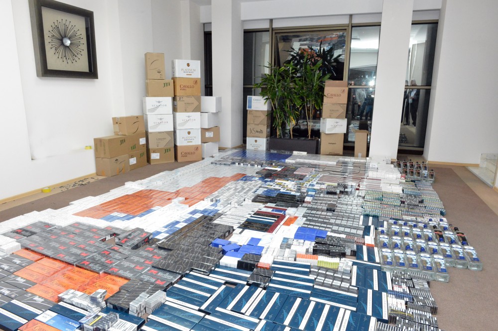 Nazirlik bu mağazada araşdırma apardı - 48 şüşə spirtli içki, 10.813 qutu siqaret (FOTOLAR)