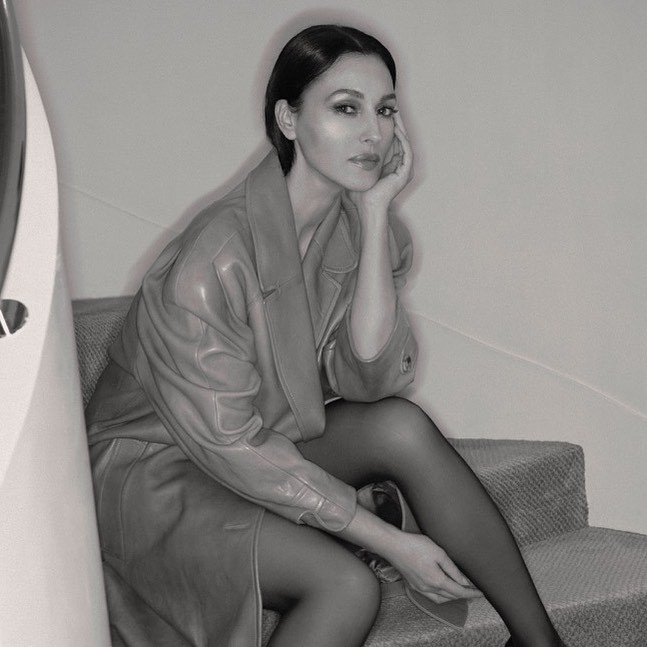 Monika yarıçılpaq poz verdi - FOTOLAR