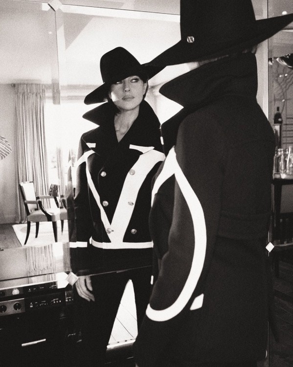 Monika yarıçılpaq poz verdi - FOTOLAR