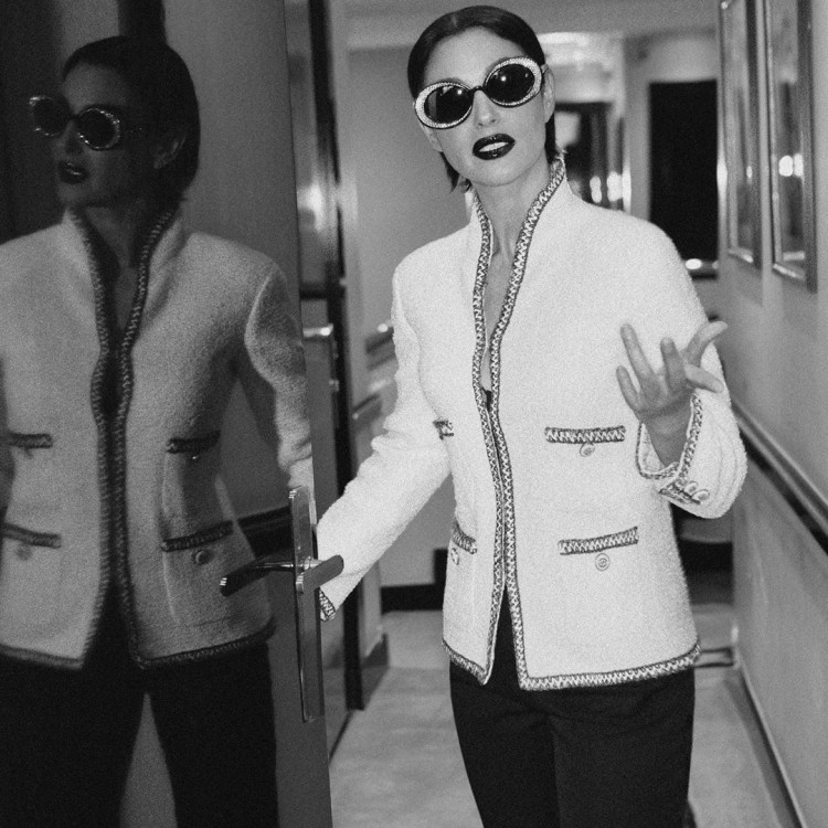 Monika yarıçılpaq poz verdi - FOTOLAR