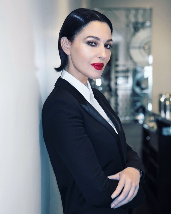 Monika yarıçılpaq poz verdi - FOTOLAR