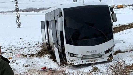 Türkiyə-İran sərhədində avtobus raketlə vuruldu - Yaralılar var (FOTOLAR)