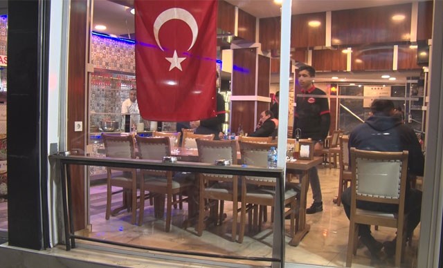 Restoranda hesab ödəmək istəməyən müştəri dəhşət saçdı - FOTO