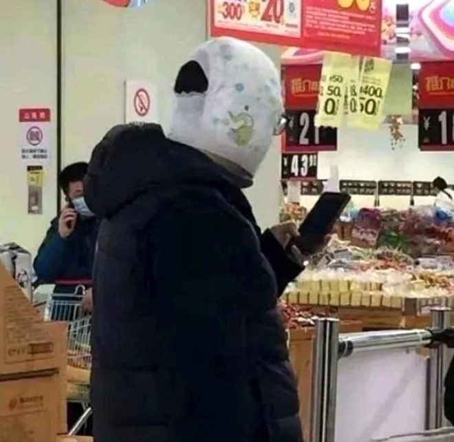 İnsanlar koronavirusdan belə qorunur - FOTOLAR