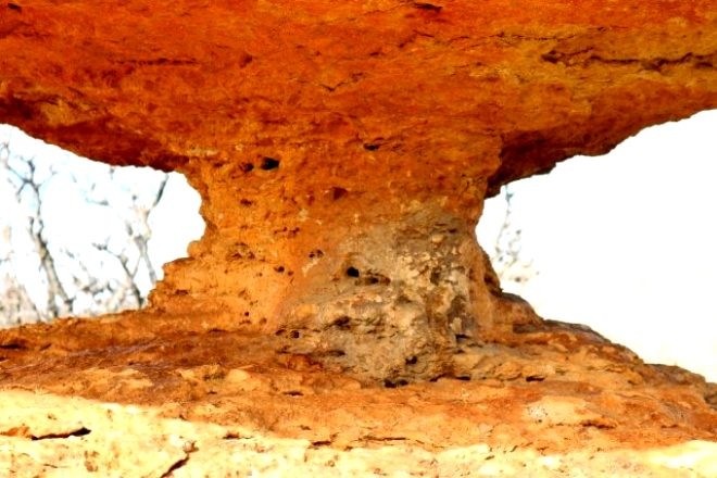 Göbələk formalı qaya parçası görün nəyin üzərində dayanır - FOTOLAR