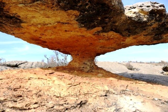 Göbələk formalı qaya parçası görün nəyin üzərində dayanır - FOTOLAR