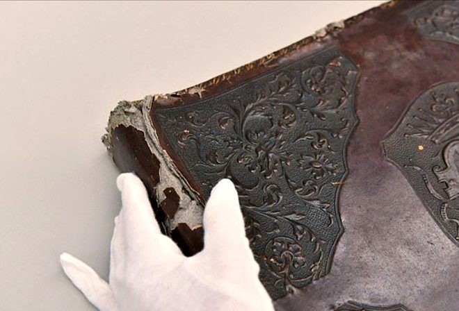 İnsan dərisindən hazırlanan albom tapıldı - FOTO