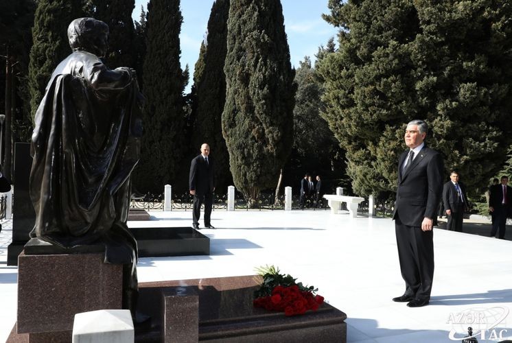Berdiməhəmmədov Heydər Əliyevin məzarını ziyarət etdi - FOTO