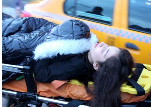 İnsanlıq ölməmiş! Otel işçisi yaralı qadını tək buraxmadı - FOTO+VİDEO