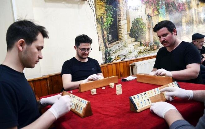 Çayxanada insanlar koronavirusdan belə qorunur - FOTOLAR