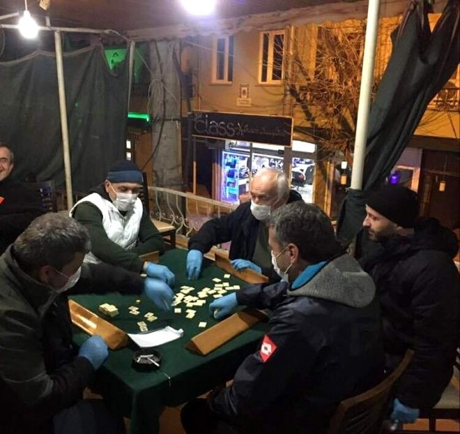 Çayxanada insanlar koronavirusdan belə qorunur - FOTOLAR